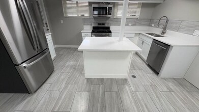 4207 N Linder Ave, Unit B in Chicago, IL - Building Photo - Building Photo