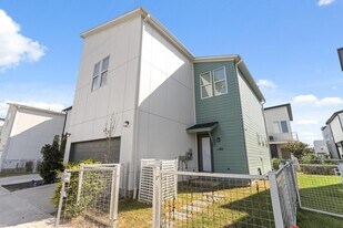 9818 Mocking Bird Hill Ln in Houston, TX - Building Photo