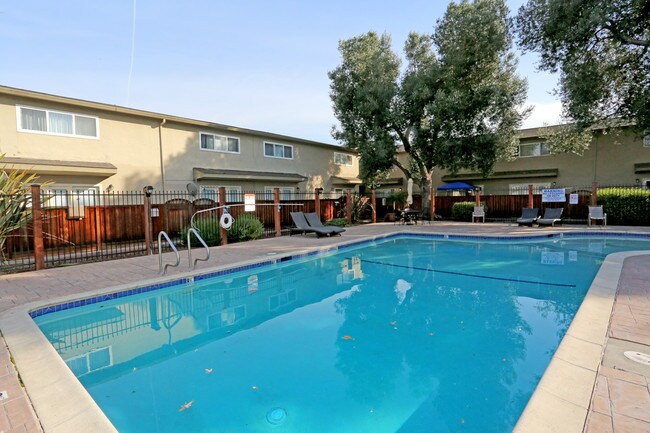 Washington Townhomes in San Lorenzo, CA - Foto de edificio - Building Photo