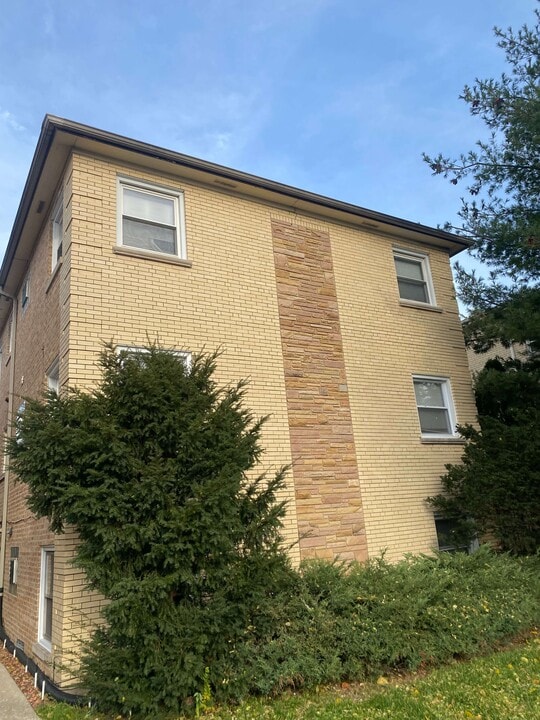 5757 N Elston Ave, Unit 1F in Chicago, IL - Building Photo