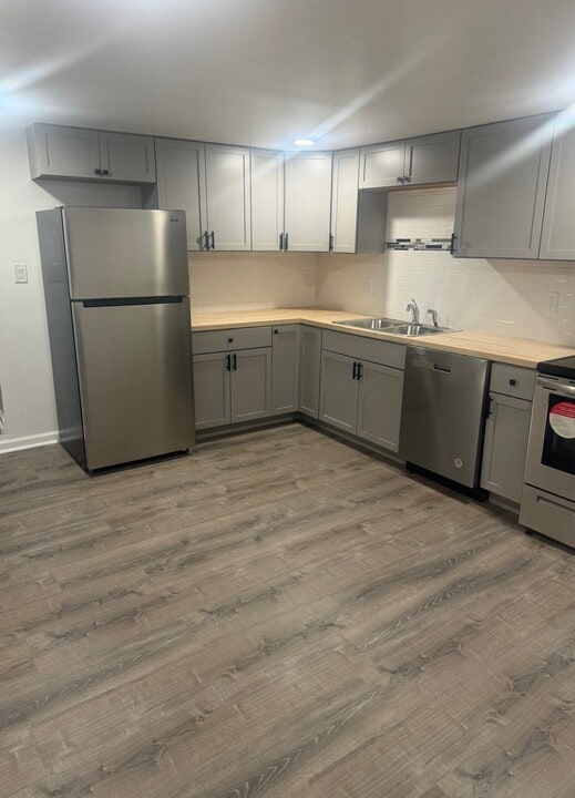5915 Bristol Emilie Rd in Levittown, PA - Building Photo