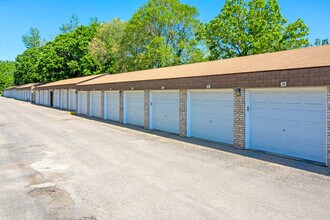 Pine Point Apartments in Coon Rapids, MN - Foto de edificio - Building Photo