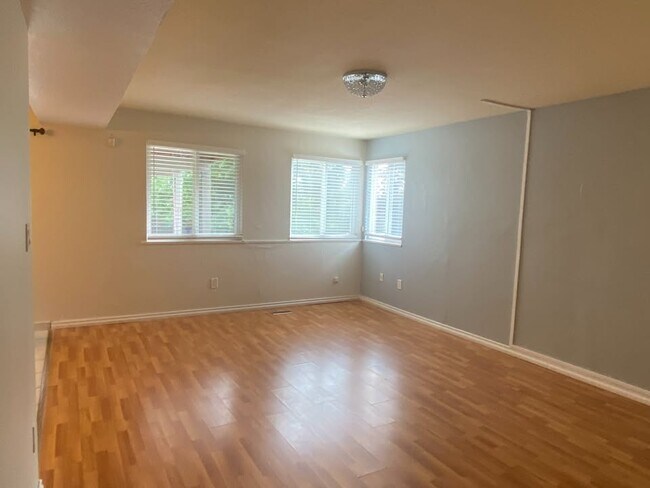 403 6th St E in North Vancouver, BC - Building Photo - Building Photo