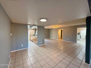 1105 W Juanita Ave in Mesa, AZ - Foto de edificio - Building Photo