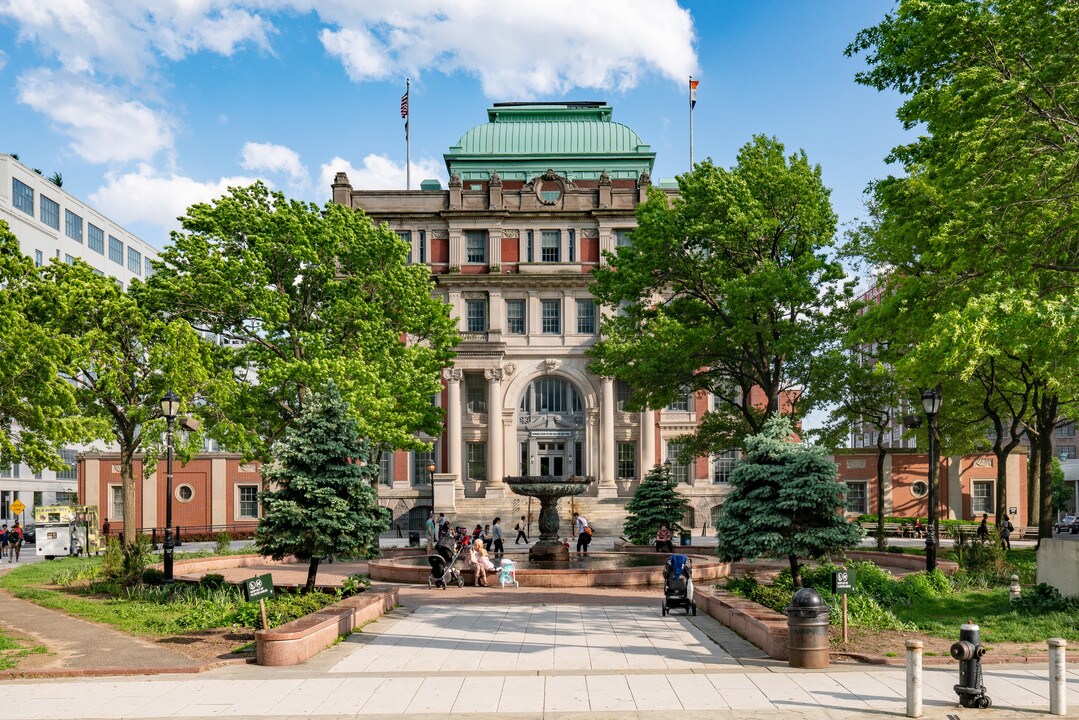 5 Court Sq in Long Island City, NY - Foto de edificio