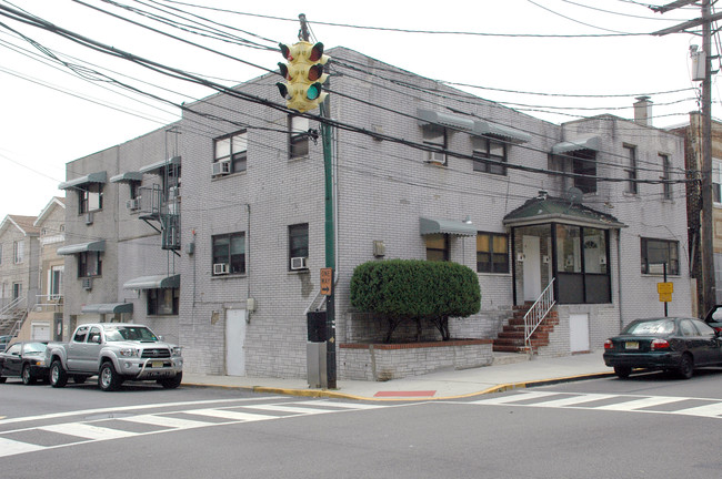 337-341 68th St in Guttenberg, NJ - Building Photo - Building Photo