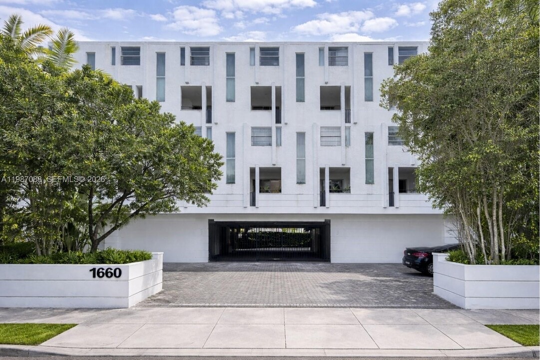 1660 NE 135th St in North Miami, FL - Building Photo