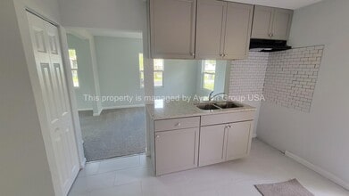 5230 Amazon Ave in Jacksonville, FL - Foto de edificio - Building Photo