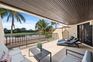 6360 Pelican Bay Blvd in Naples, FL - Building Photo