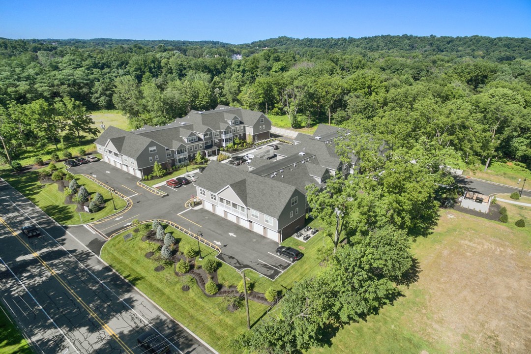 Zephyr Ridge Apartment Homes in Cedar Grove, NJ - Building Photo