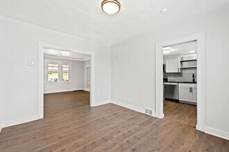 813 E 10th Ave in Munhall, PA - Building Photo - Building Photo