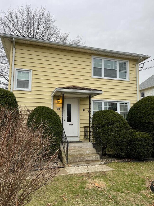 33 State St Rentals in Chicopee, MA