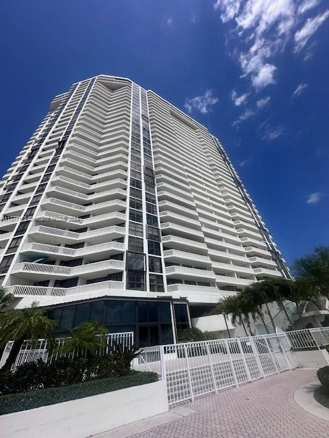 1000 W Island Blvd in Aventura, FL - Building Photo - Building Photo