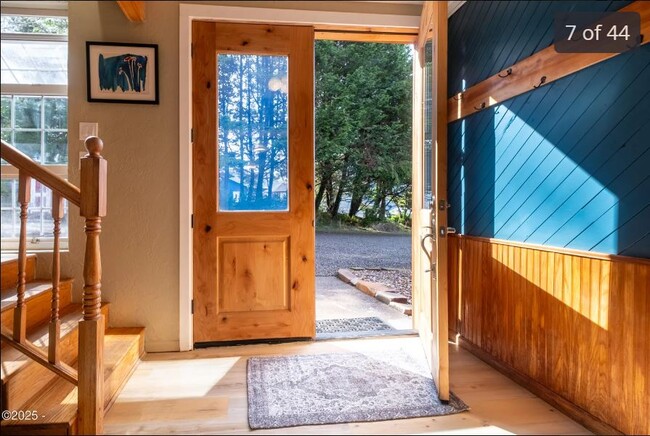 432 N Yodel Ln, Unit Upstairs in Otis, OR - Building Photo - Building Photo