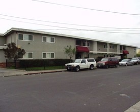 Courtyard Plaza in Concord, CA - Building Photo - Building Photo