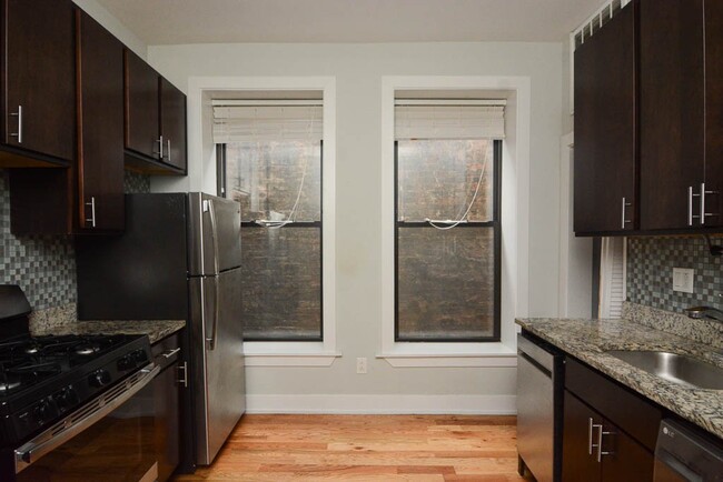 630 W Oakdale Ave in Chicago, IL - Building Photo - Building Photo
