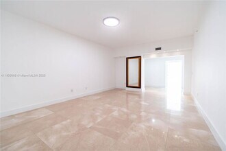 3330 NE 190th St in Miami, FL - Building Photo - Building Photo