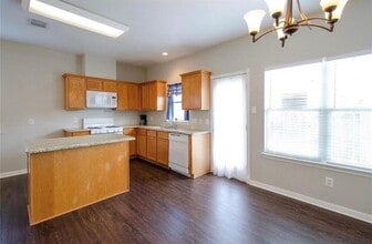 235 N Fowlkes St in Sealy, TX - Foto de edificio - Building Photo