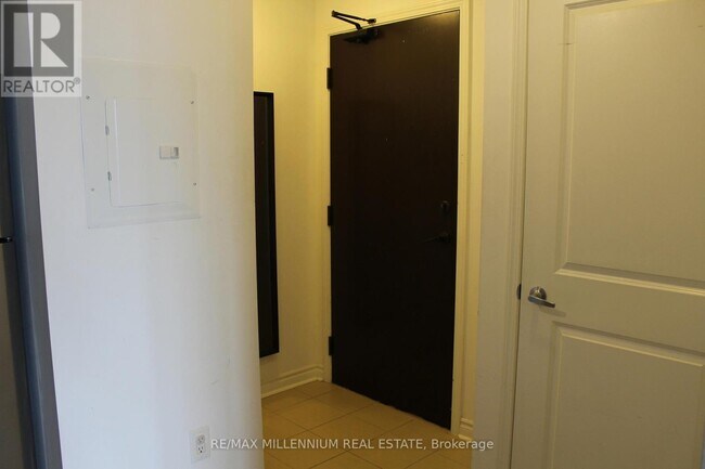 385-385 Prince of Wales Dr in Mississauga, ON - Building Photo - Building Photo