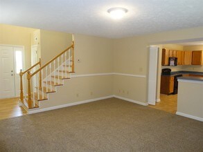 8419 Dahlgren Ln in Indianapolis, IN - Foto de edificio - Building Photo