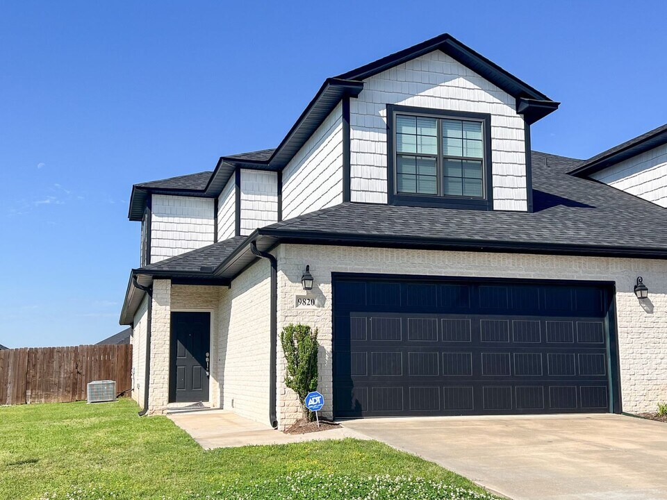 9820 Mylea Cir in Fort Smith, AR - Building Photo