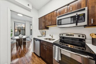 228 E Chestnut St in Chicago, IL - Building Photo - Building Photo