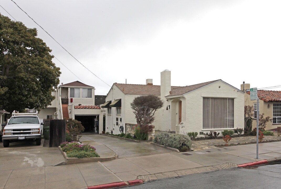 186 Sargent Ct in Monterey, CA - Foto de edificio