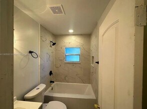 2267 NW 102nd St in Miami, FL - Building Photo - Building Photo