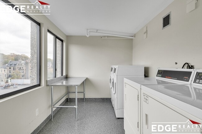 1759 Beacon St, Unit 1 in Brookline, MA - Building Photo - Building Photo