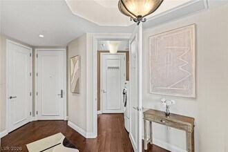 2777 Paradise Rd in Las Vegas, NV - Building Photo - Building Photo