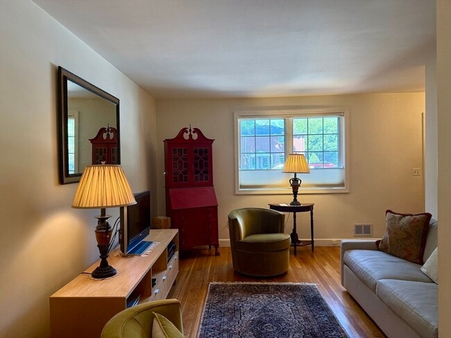 63 Linden St in Wellesley, MA - Building Photo - Building Photo