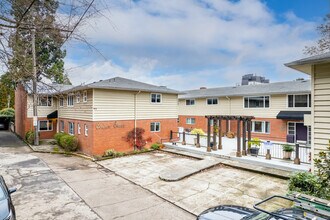 Cedar Crest in Portland, OR - Building Photo - Primary Photo