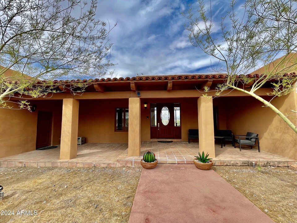 39002 N School House Rd in Cave Creek, AZ - Building Photo