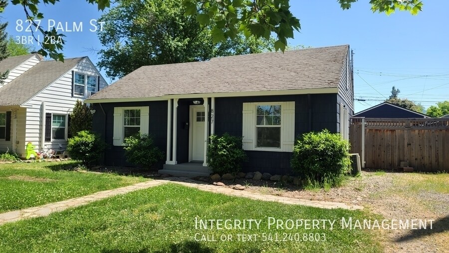 827 Palm St in Medford, OR - Building Photo