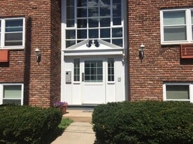 Rosewood Gardens in Roselle Park, NJ - Building Photo