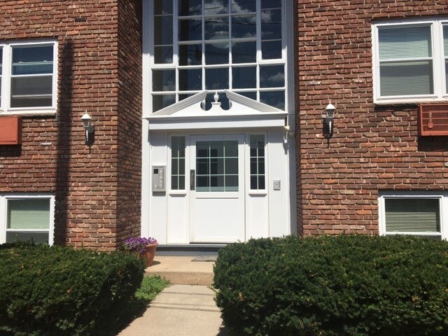 Rosewood Gardens in Roselle Park, NJ - Foto de edificio