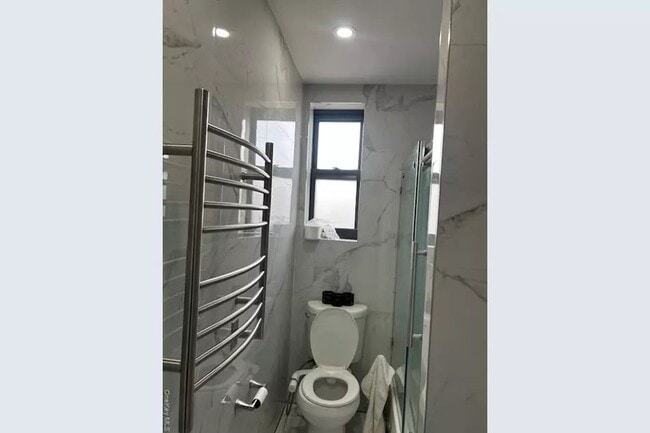 754 Brady Ave, Unit 605 in Bronx, NY - Foto de edificio - Building Photo