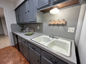 7418 Meadow Cliff St in San Antonio, TX - Building Photo - Building Photo