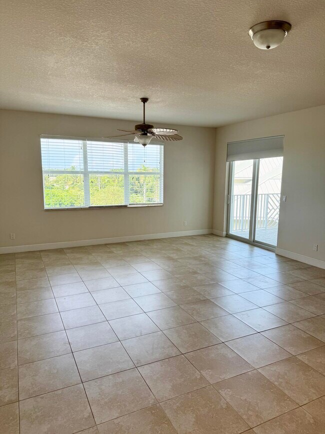 341 Bay Colony Dr N in Juno Beach, FL - Building Photo - Building Photo