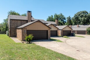 Bradfield Creek Townhomes in Garland, TX - Building Photo