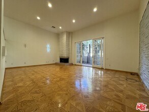 5279 Newcastle Ave in Los Angeles, CA - Building Photo - Building Photo