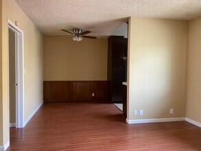 22641 Del Valle St in Woodland Hills, CA - Foto de edificio - Building Photo