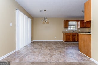 6805 Silver Maple Dr in Rex, GA - Foto de edificio - Building Photo