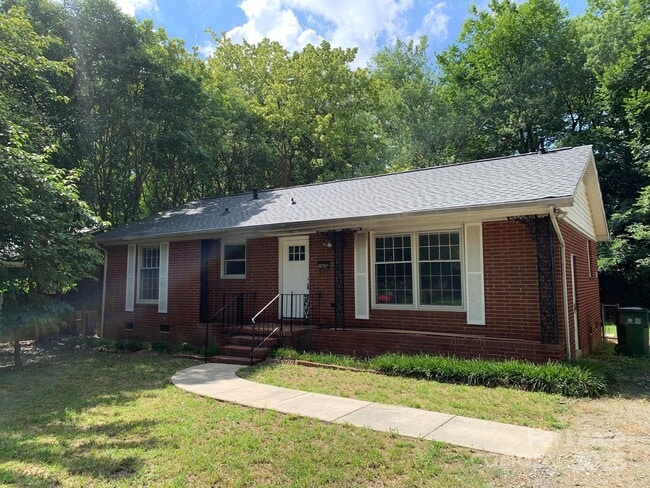 property at 1425 Woodhill Ln
