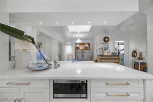 295 6th St N in Naples, FL - Building Photo