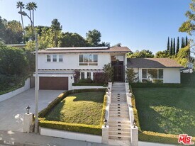 16541 Park Ln Cir in Los Angeles, CA - Building Photo