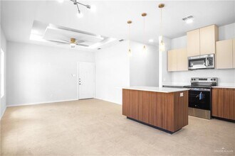 704 N Alexandrite Ave, Unit 2 in Edinburg, TX - Building Photo - Building Photo