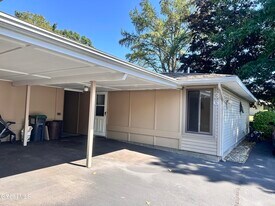 36 Donna Lynn Dr in East Greenbush, NY - Building Photo