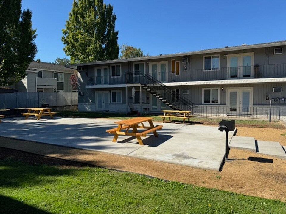 624 Berrydale Ave in Medford, OR - Building Photo