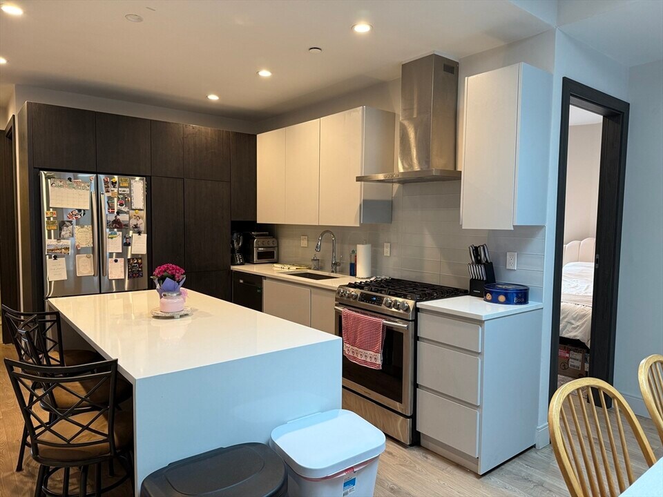2 Roseclair St in Boston, MA - Building Photo